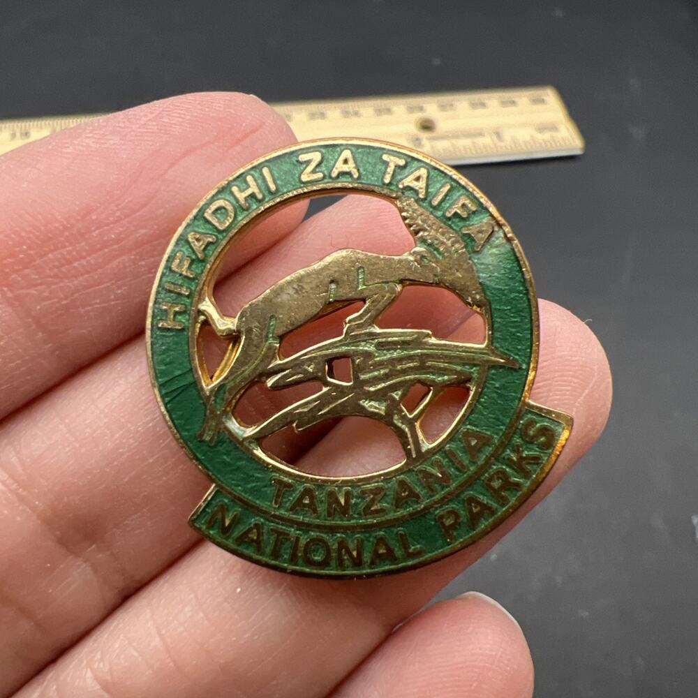 VINTAGE TANZANIA NATIONAL PARL Hifadhi Za Tafia Pin/Badge (Rare)